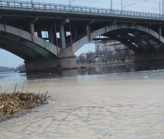 Южный Буг заплыл желтой пеной: есть ли опасность?