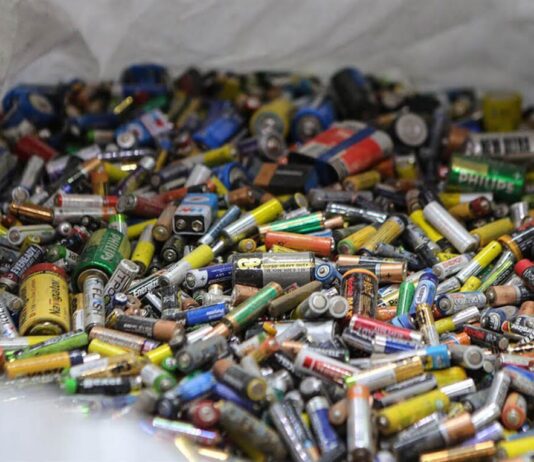 Батарейка — опасные отходы, которые нельзя выбрасывать в мусор