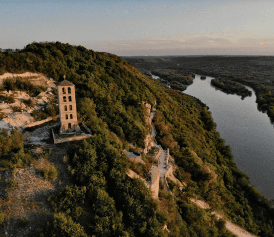 Чем привлекает туристов село Лядова