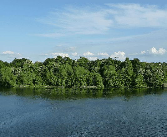 Когда-то здесь бурлила жизнь, а теперь зарос кустарниками — про историю острова Кемпа