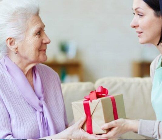 Как выбрать подарок свекрови на день рождения