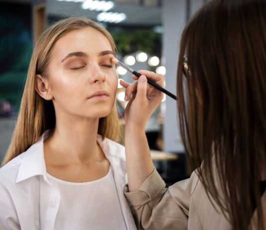 Урок визажа: как проходит и кому нужно прийти?